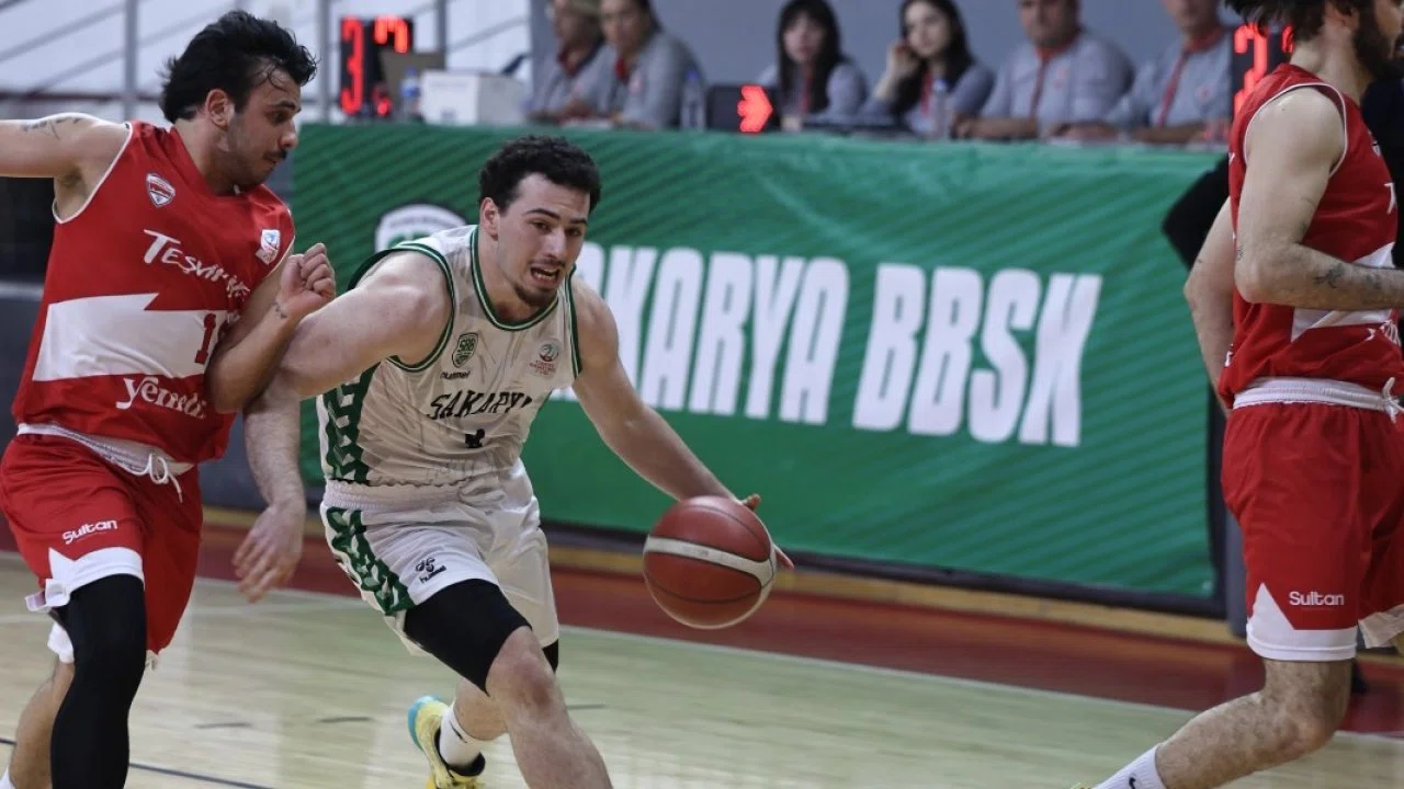 Lider Sakarya play-off’a çeyrek finalden gidiyor