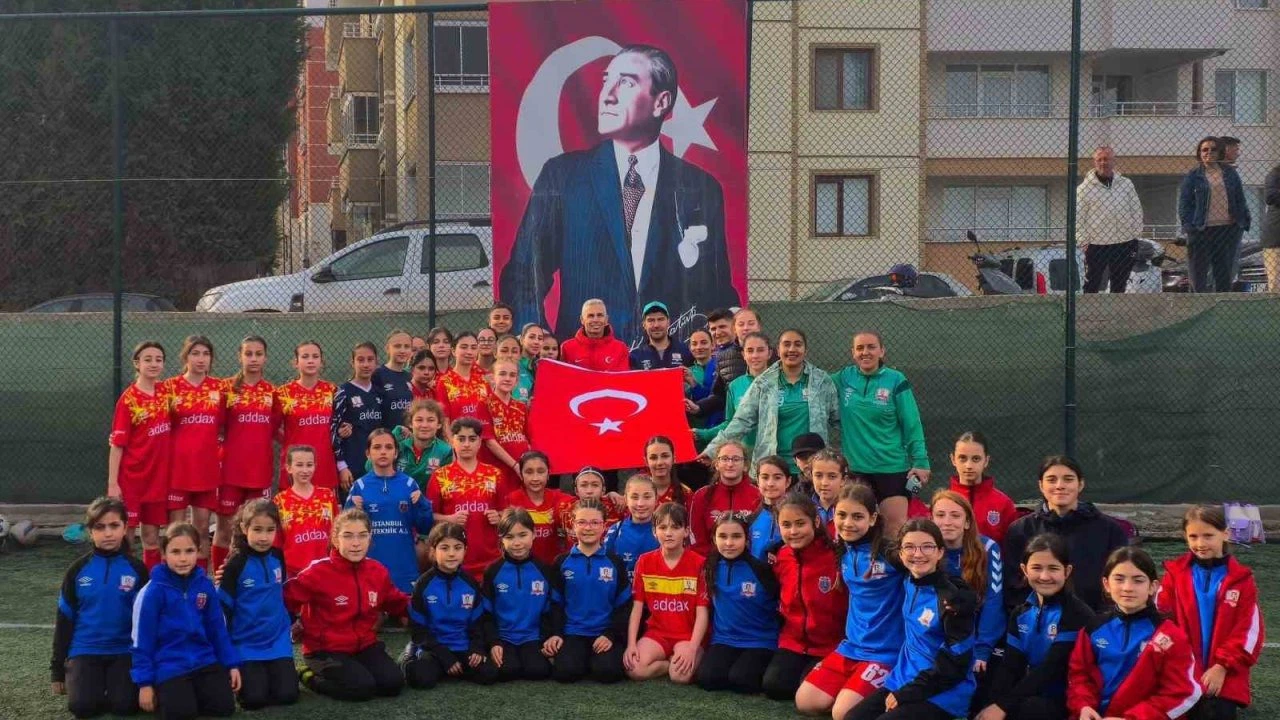 Milli Takımlar Kaleci Departmanı Koordinatörü Alper Boğuşlu Bilecik Kolej Spor Kulübünü ziyaret etti
