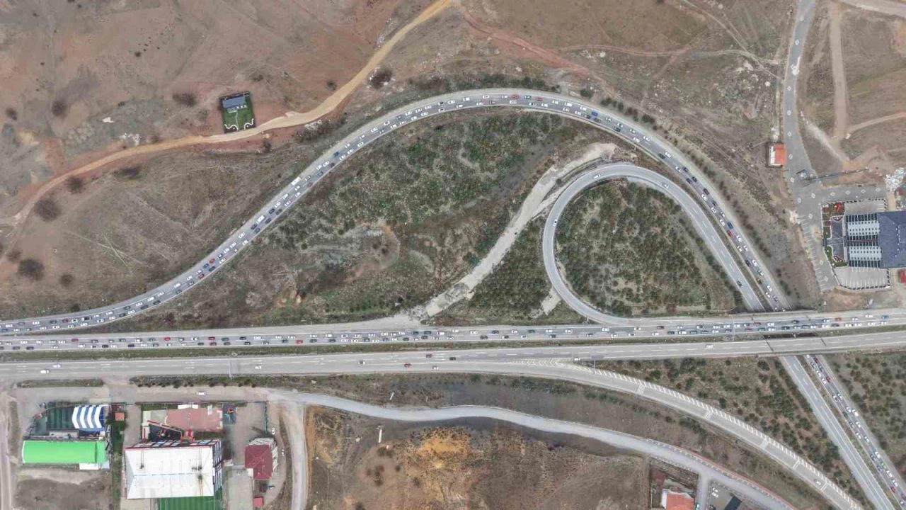 Milyonlarca öğrenci pazartesi ders başı yapacak, tatilciler dönüşe geçti: 43 ilin geçiş noktasında yoğun trafik