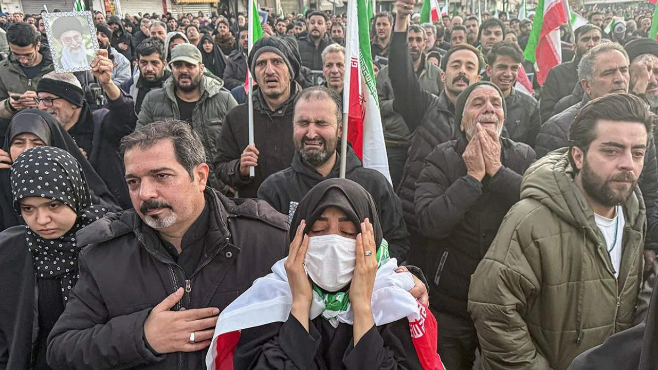 Savaşta ikinci gün! Hamaney'in ölümü sonrası yeni saldırı... Meydanlara akın ettiler