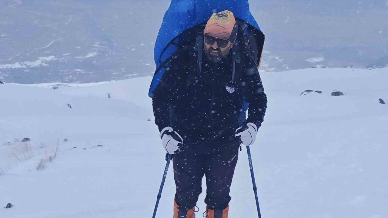 Vanlı dağcı, Ağrı Dağı zirvesine tek başına tırmandı