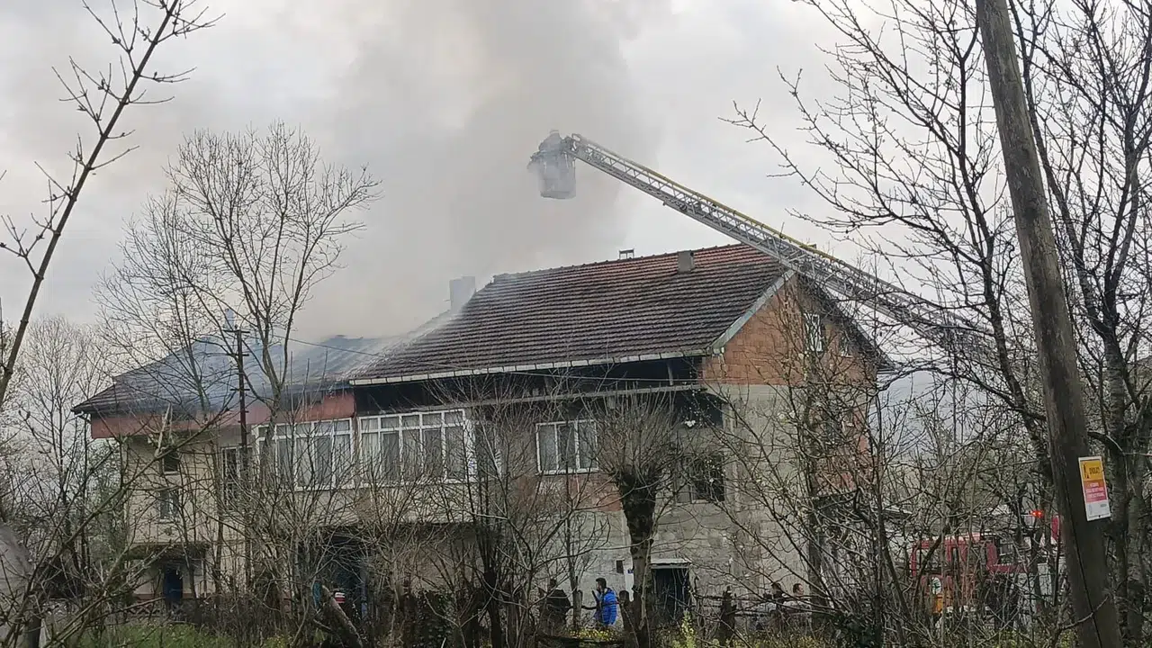 Çaycuma'da iki katlı evde patlama ve yangın anı kameraya yansıdı