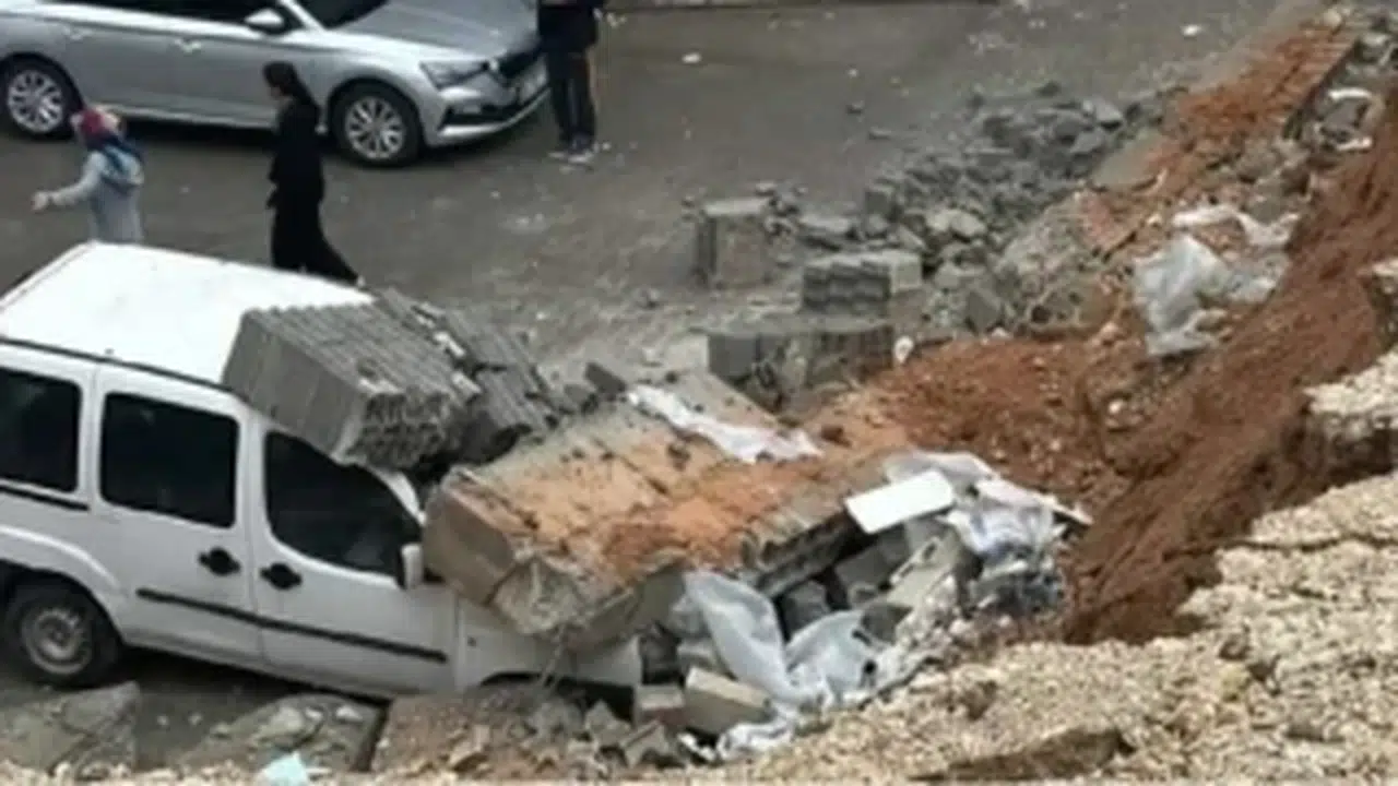 Aşırı yağış istinat duvarını yıktı: O anlar kamerada