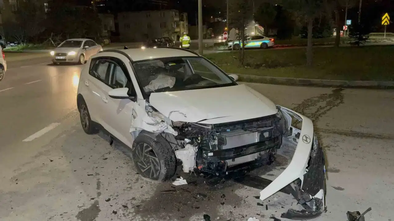 Aynı kavşakta 9 yıl sonra yine kaza yaptı: 2 yaralı