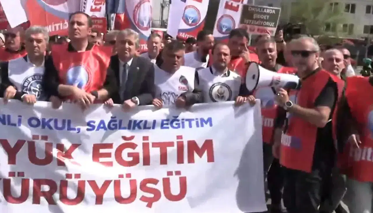 Eğitim sendikaları MEB binasına doğru yürüyüş başlattı