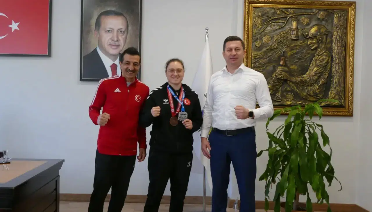 Kilimli Belediye Başkanı Kamil Altun'dan Milli Boksör Zeynep Gedikli'ye Tebrik