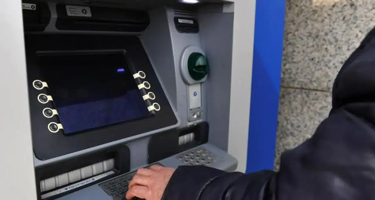 Devrekli müzisyen ATM'de bulduğu 13 bin 100 lirayı teslim etti