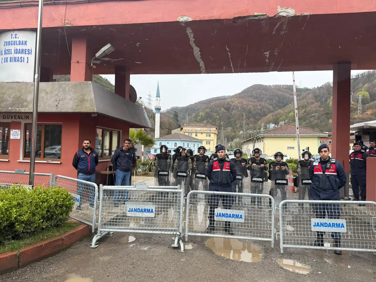 Jandarmanın önlem aldığı İl Genel Meclisinde kapalı oturum