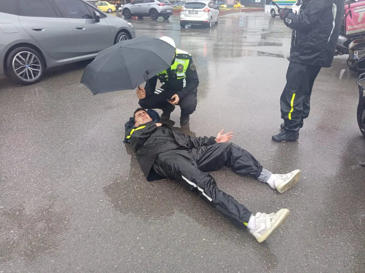 Komiserin Takdire Şayan Davranışı: Yaralı Kuryenin Yanından Bir An Bile Ayrılmadı