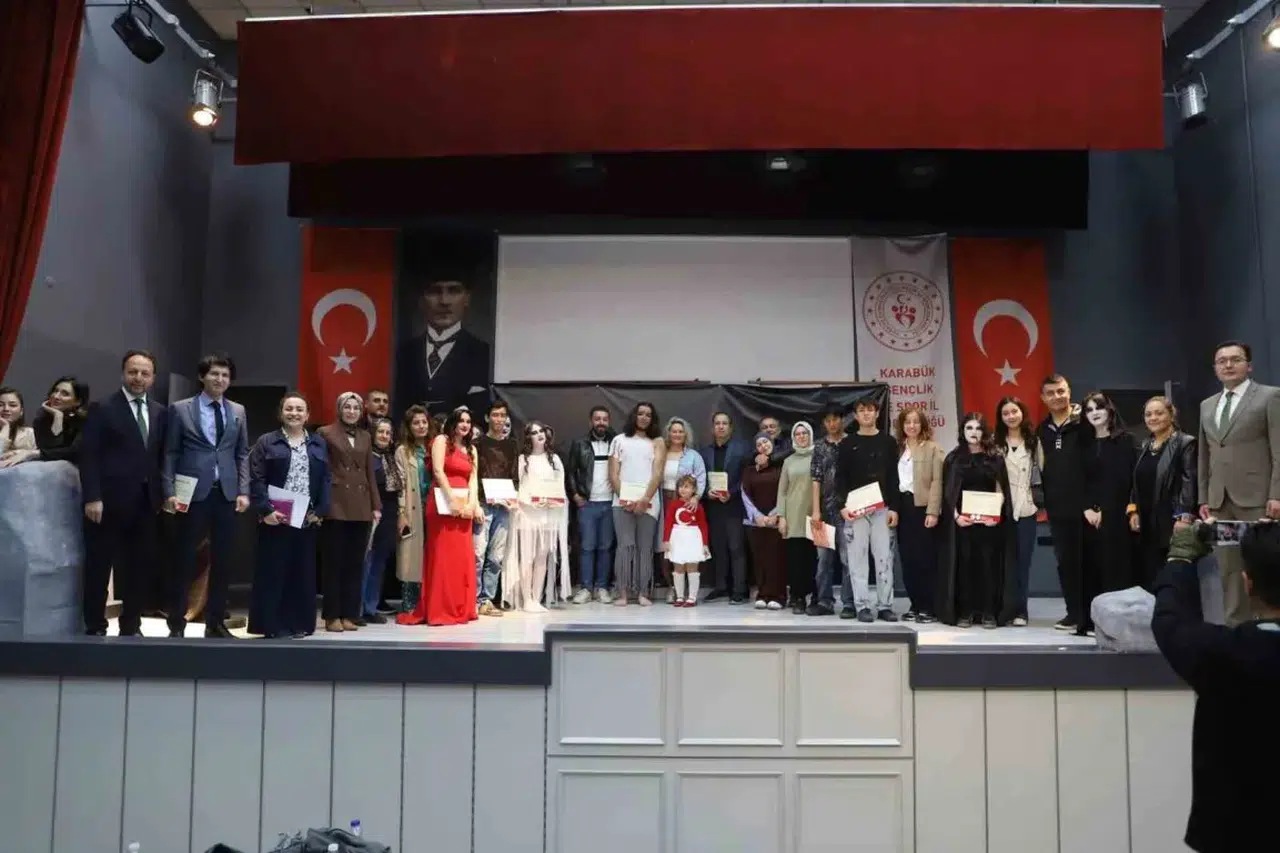 Karabük'te Gençlerin Tiyatro Heyecanı Sahneye Taşındı