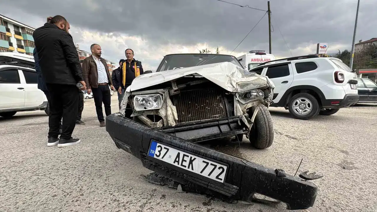 Safranbolu'da kamyonet ile otomobil çarpıştı: 1 yaralı