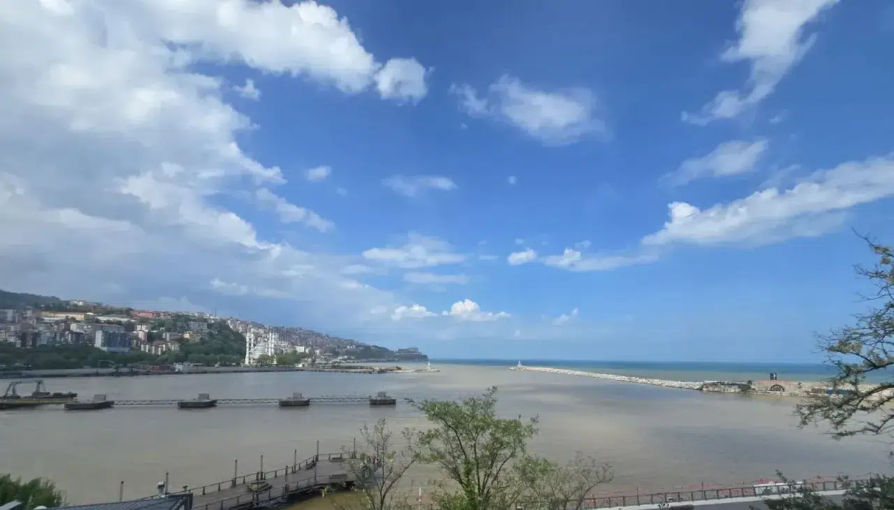 Sağanak yağışın faturası denize çıktı, limanın rengi değişti