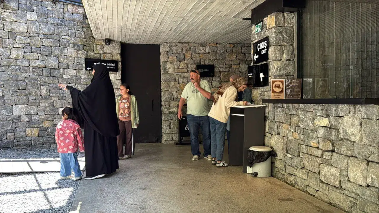 Milyonlarca Yıllık Mağaraya Bayram Tatilinde Ziyaretçi akını