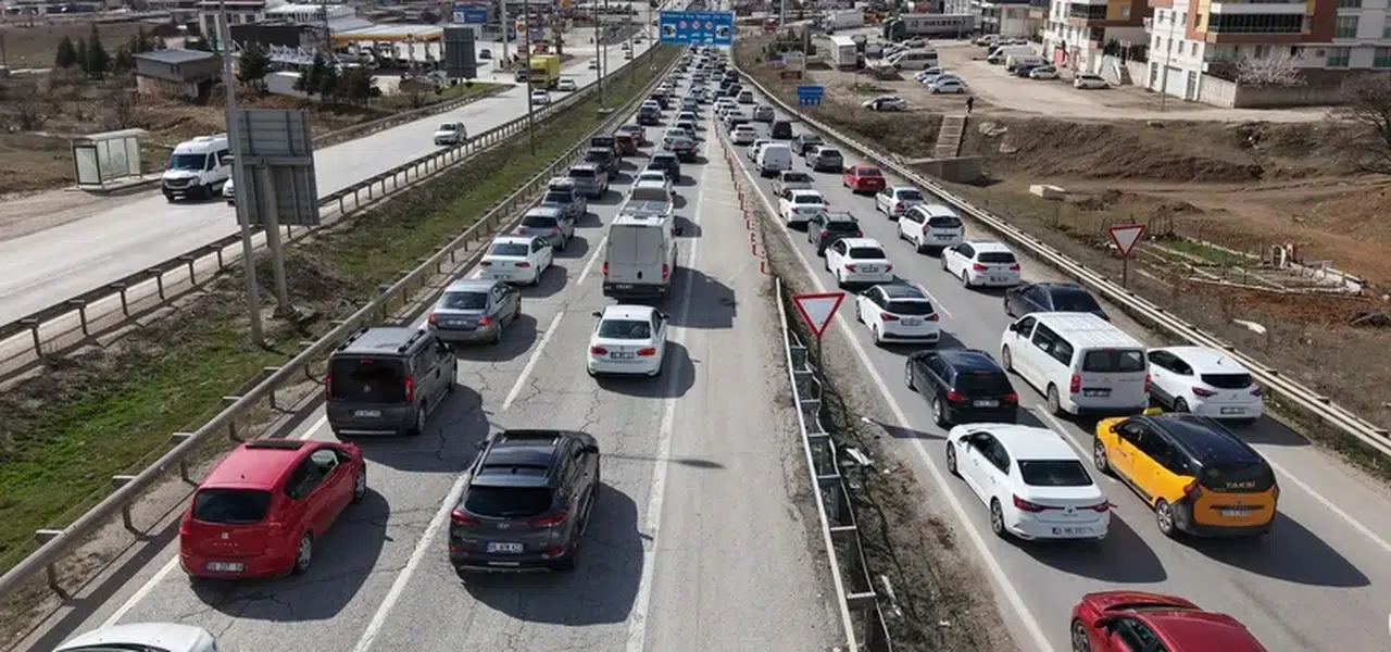 Bayram dönüşü 43 ilin kavşağı Kırıkkale'de trafik yoğunlaştı