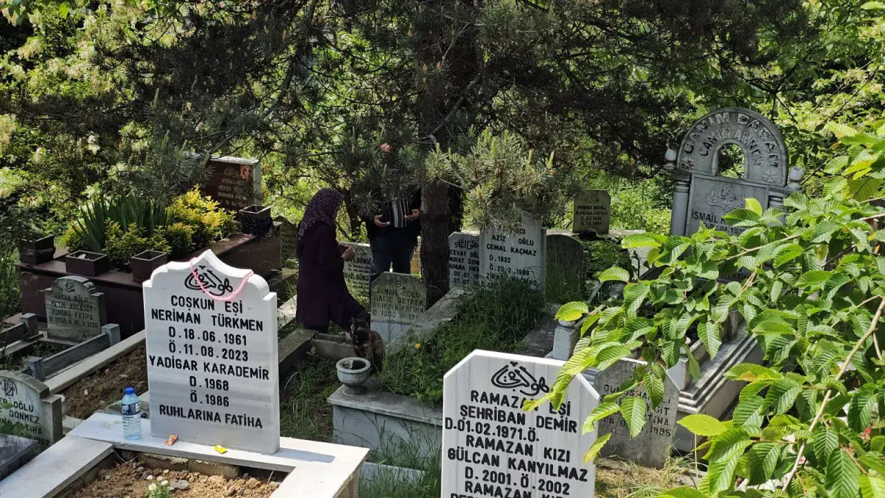 Zonguldak'ta bayram öncesi kabristanlara ziyaretçi akını