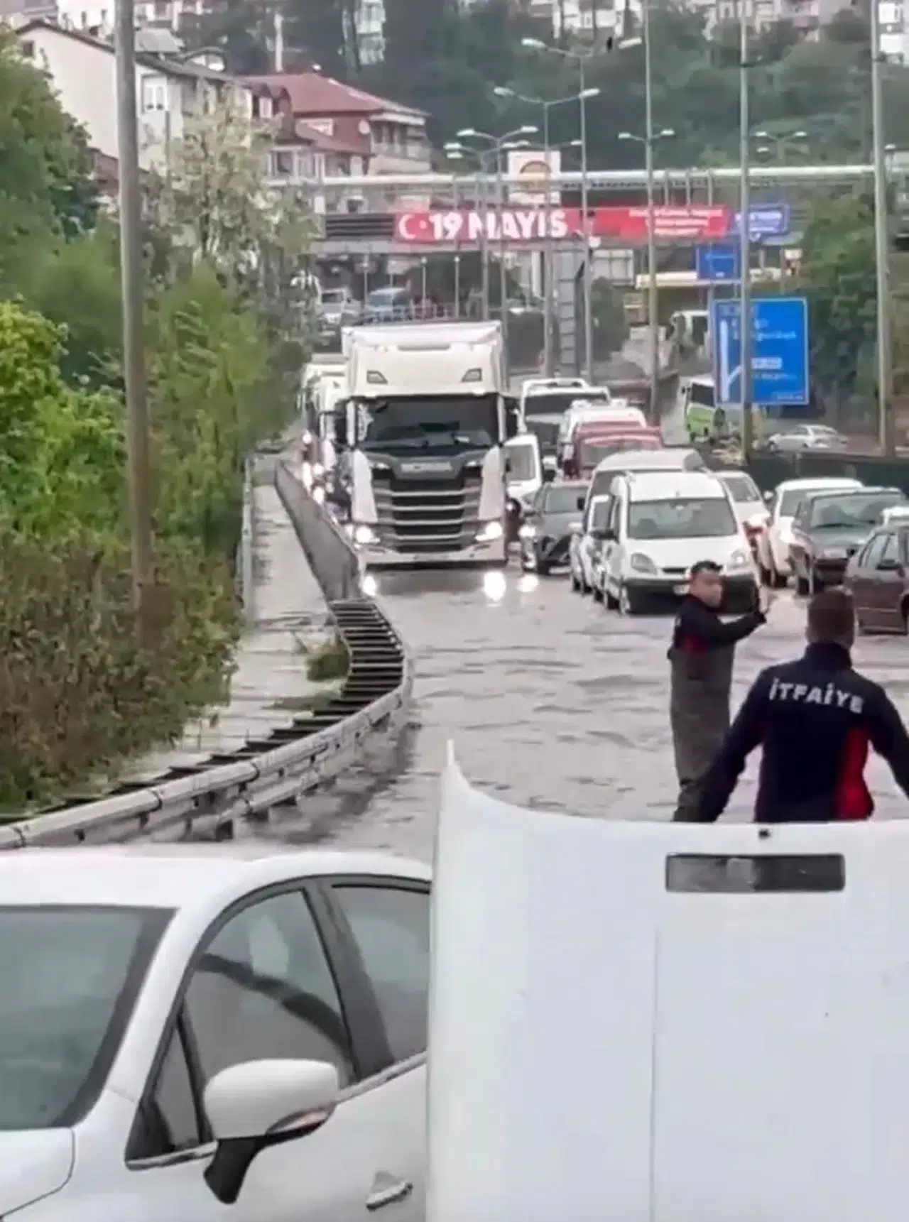 Alaplı'da sağanak Zonguldak-İstanbul yolunda ulaşımı aksattı