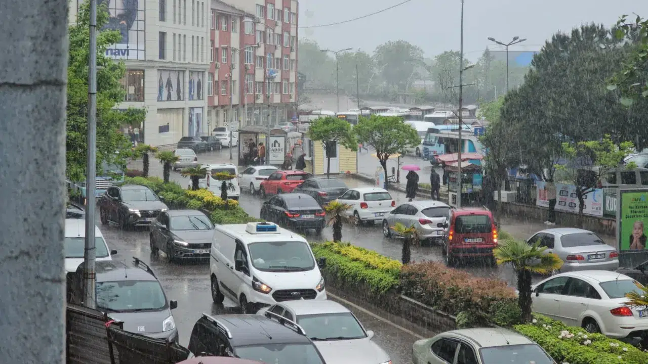 Zonguldak kent merkezinde yağış etkili oldu