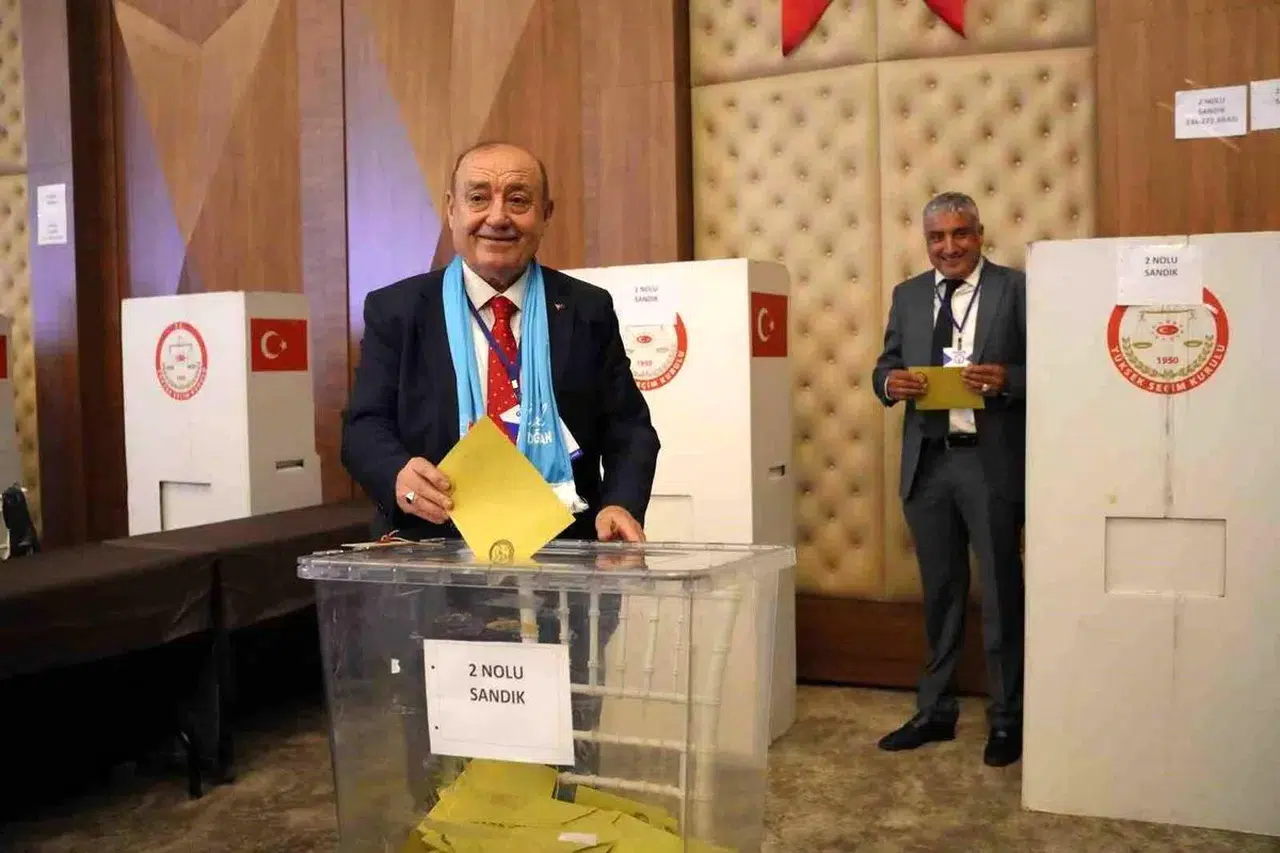 GESOB seçiminde tansiyon yükseldi rakibi kürsüde ona siper oldu