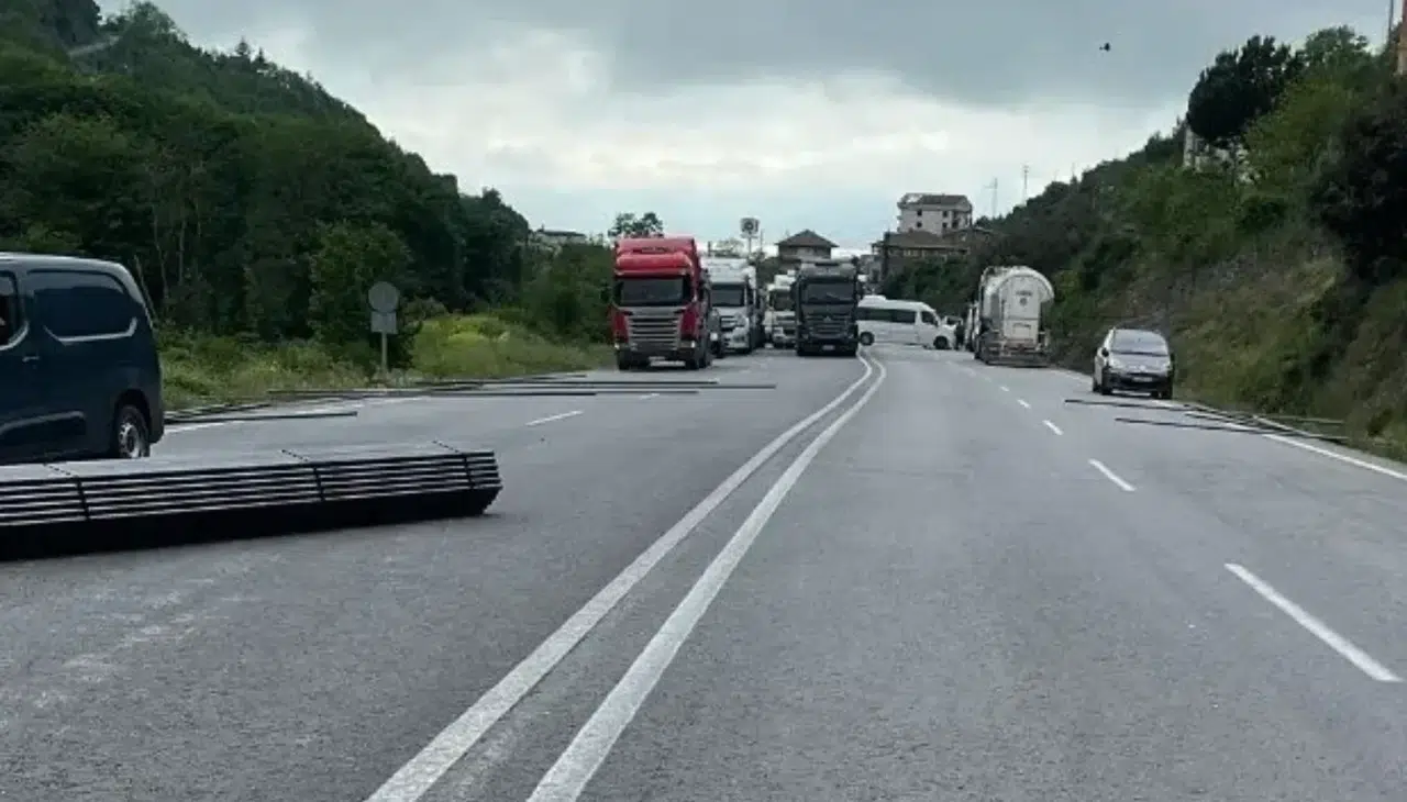 Zonguldak'ta devrilen tır OSB yolunu trafiğe kapattı