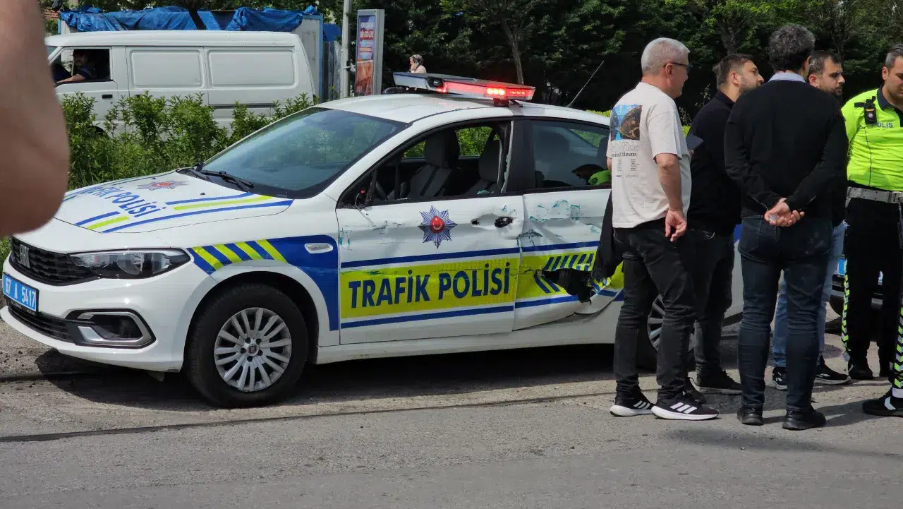 Zonguldak'ta Korkutan Kaza, Geri Manevra Yapan Tren Polis Otosuna Çarptı