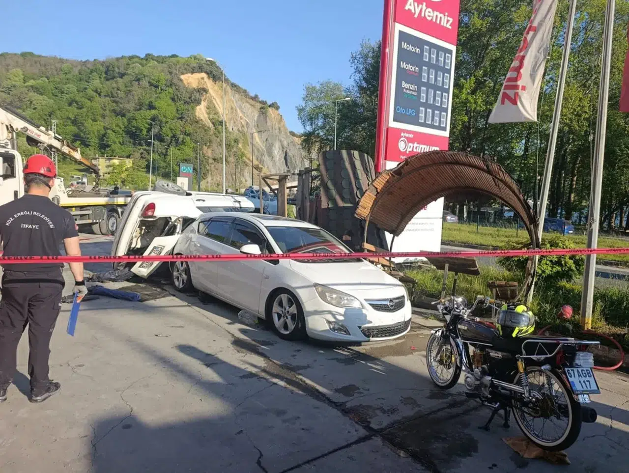 Kontrolden çıkan otomobil benzin istasyonundaki çocukların arasına daldı