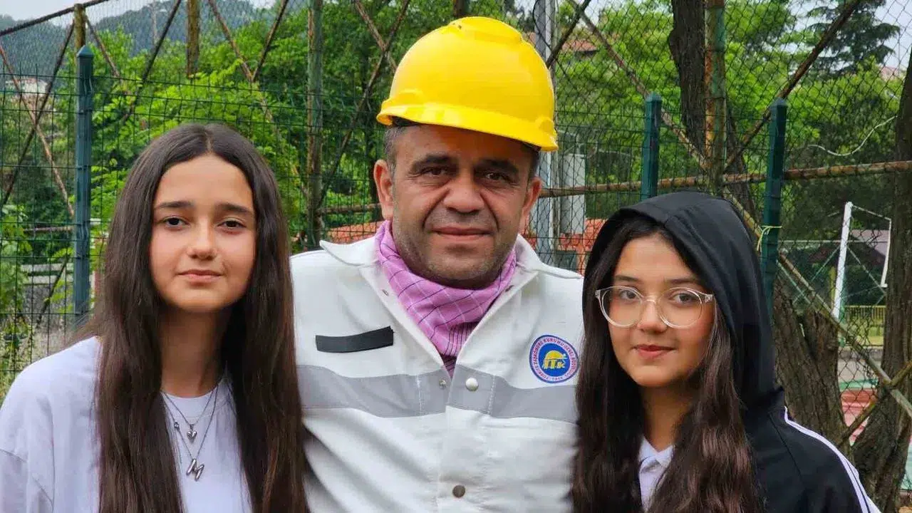 Yerin yüzlerce metre altından çıkıp o sürpriz için okula koştular