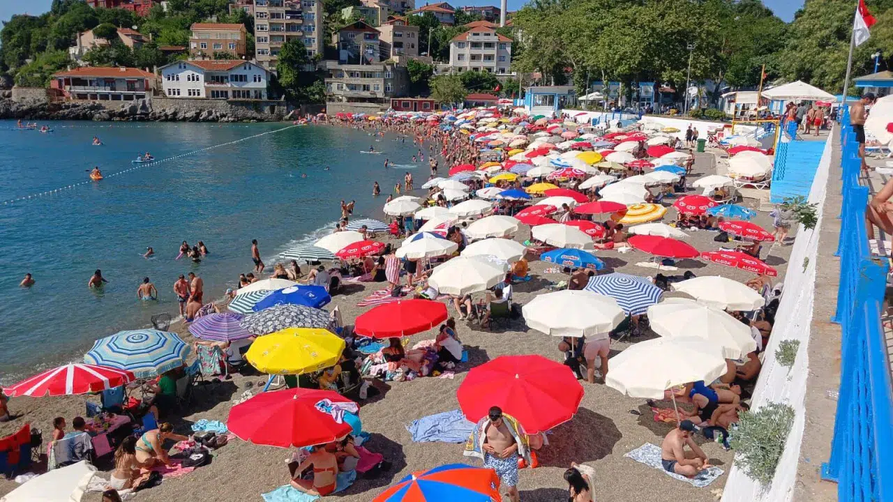 Zonguldak'taki o plaja akın ettiler: Adım atacak yer kalmadı