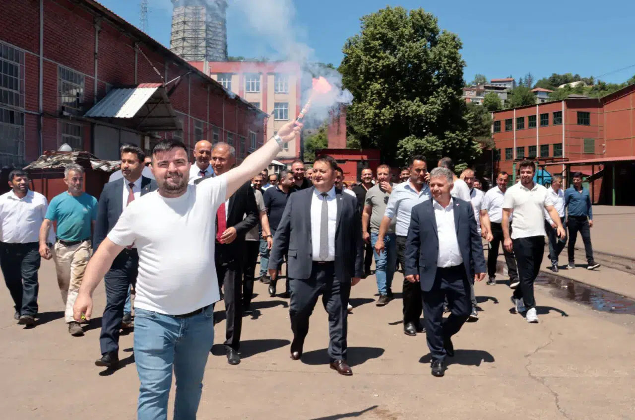 Genel Başkan Yeşil’e meşaleli karşılama