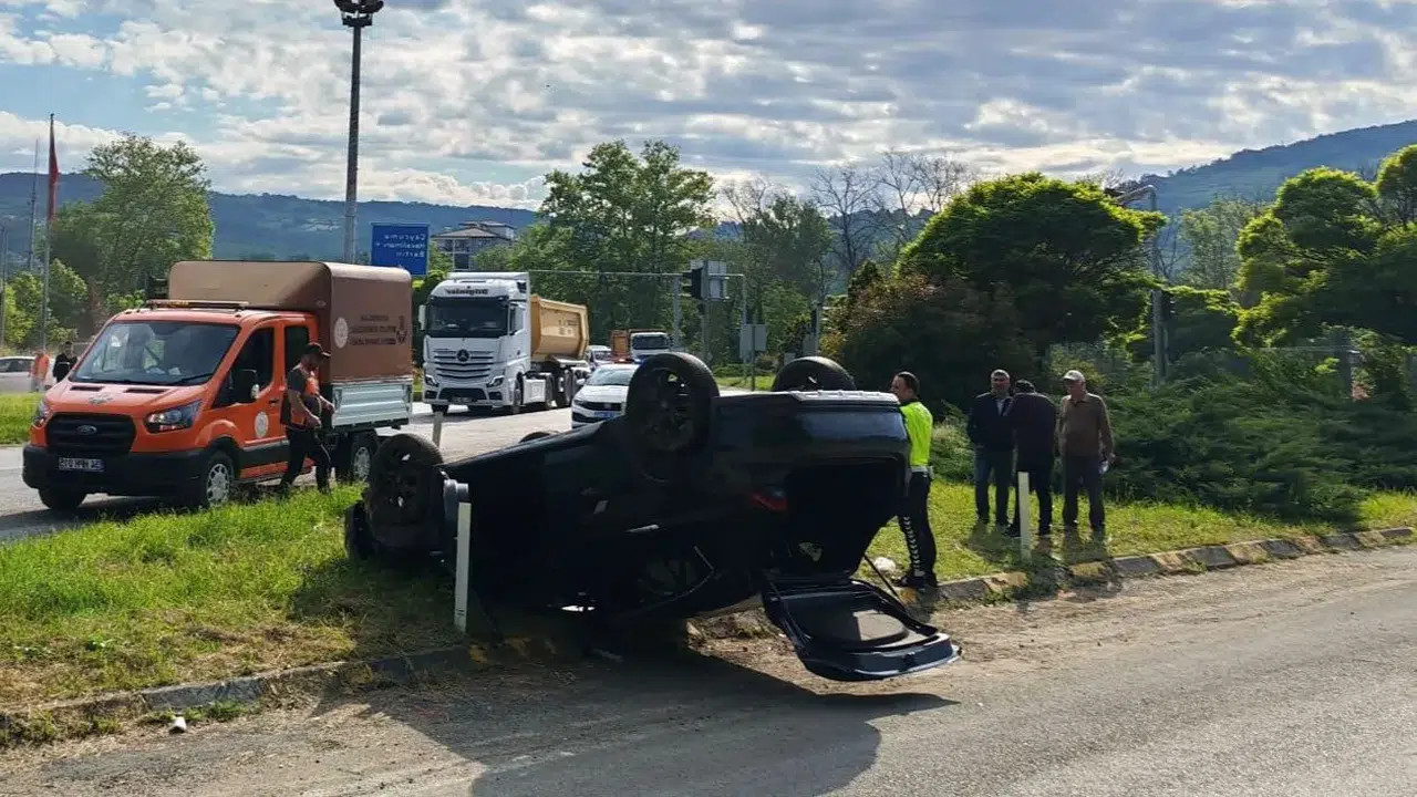 Çaycuma'da çarpışan otomobillerden biri takla attı
