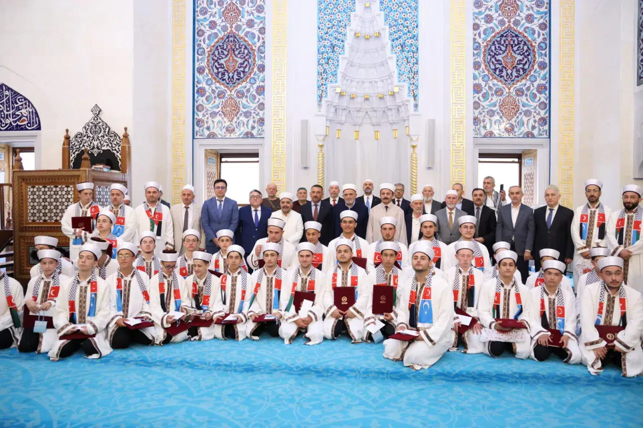Rektör Özölçer, Hafızlık İcazet Merasimi’nde Genç Hafızların Sevincine Ortak Oldu