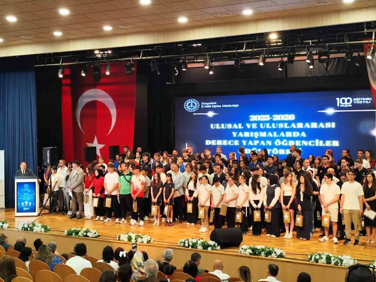 Mollabey Ortaokulu öğrencilerine Türkiye dereceleri için ödül