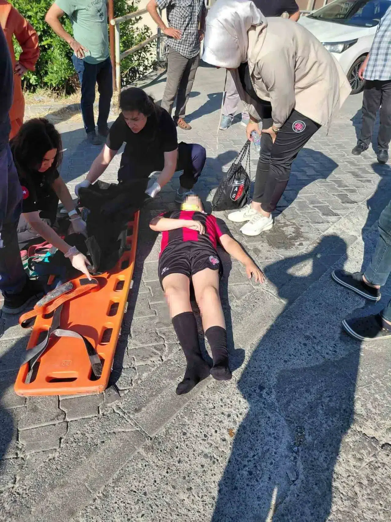 Zonguldak'ta yolun karşısına geçmek isteyen çocuğa otomobil çarptı