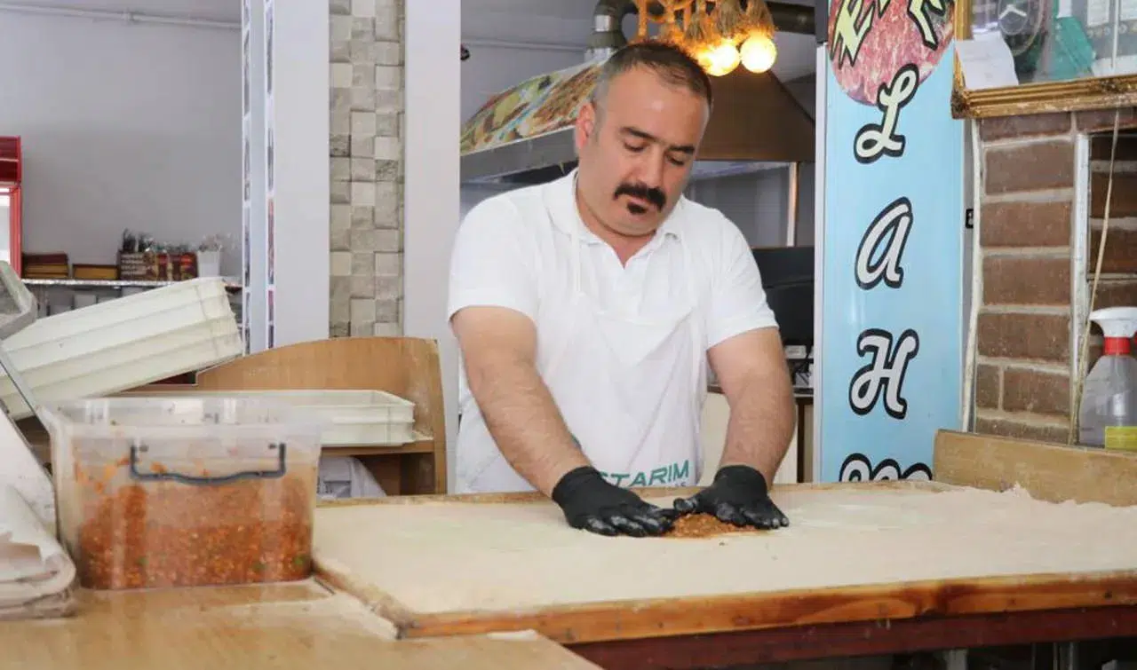 Lahmacunu 50 TL'ye satması rakiplerini çıldırttı: 'At eti kullanıyor'