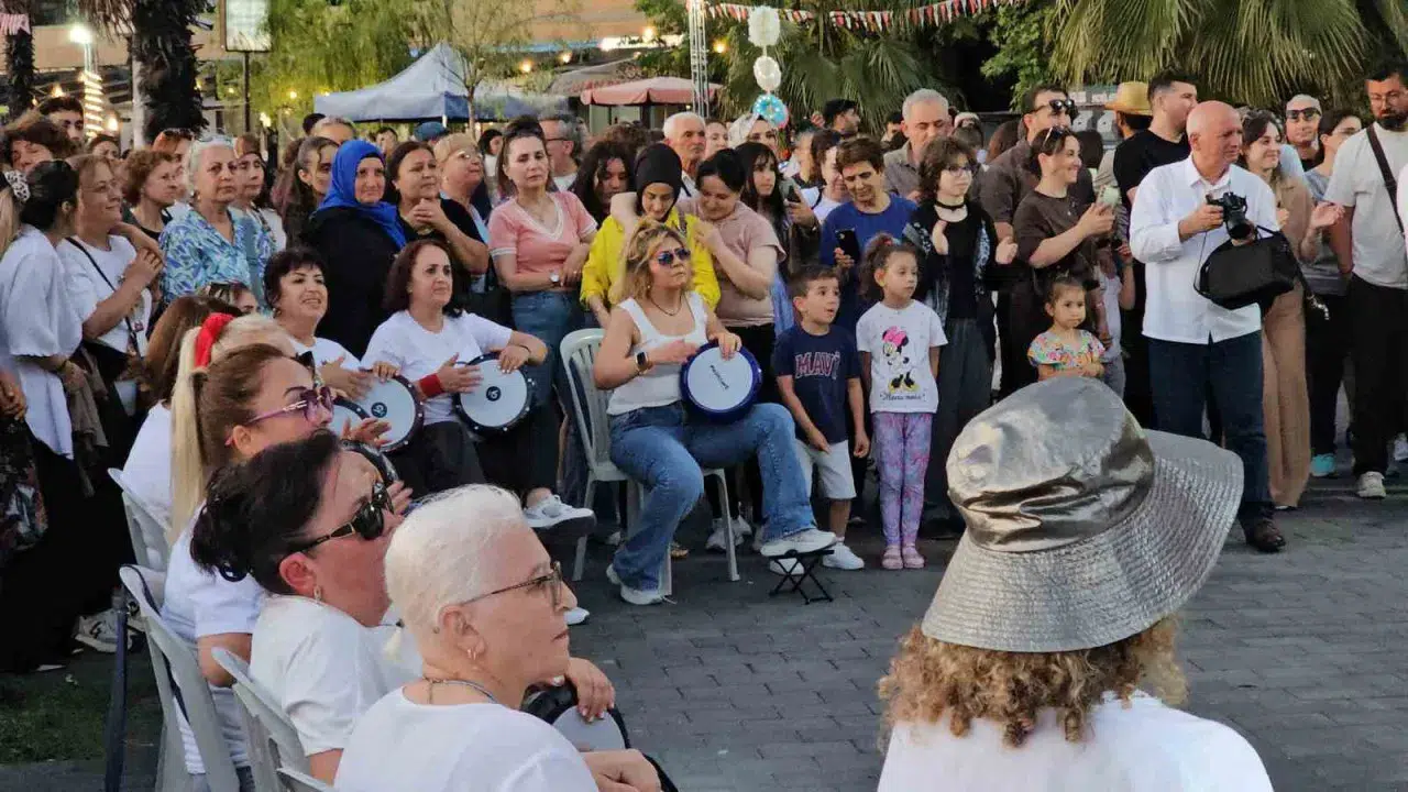Zonguldak'ta 55 kadın sahili darbukayla inletti