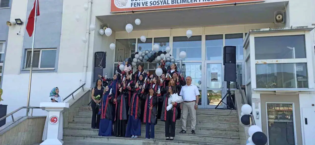 Devrek’te İmam Hatiplilerden mezuniyet sevinci