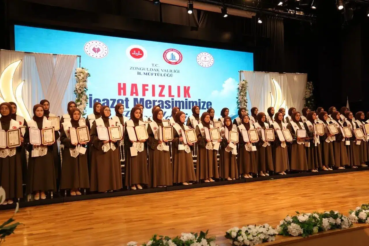BEUN'da Hafızlık Sevinci: Genç hafızlar icazetlerini aldı