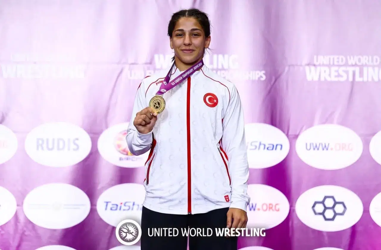 BARÜ'lü sporcular Avrupa Güreş Şampiyonası'nda iki madalya kazandı