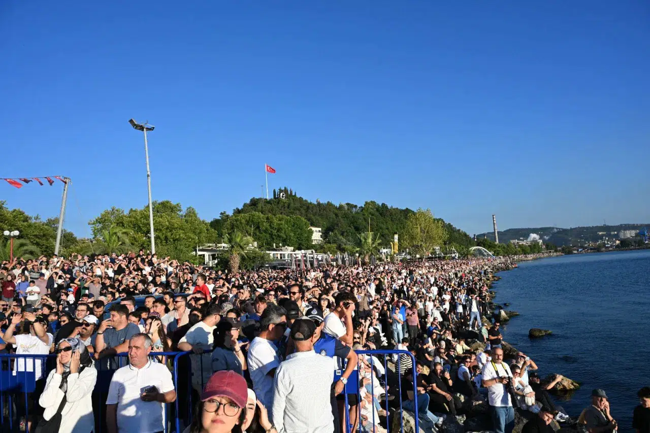 Karadeniz Ereğli'de SOLOTÜRK'le unutulmaz bir akşam: On binlerce kişi gökyüzündeki şölene tanıklık etti