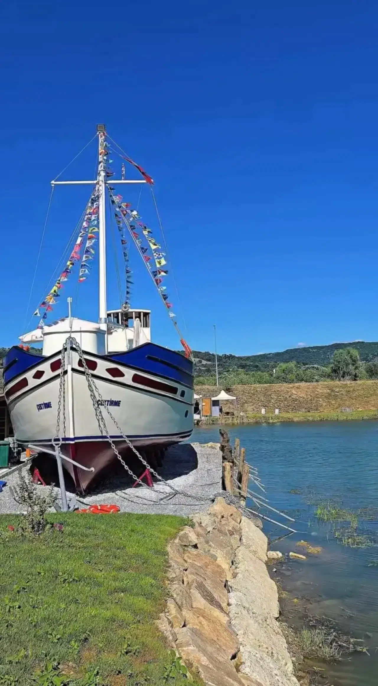 Çaycuma'da nehir kıyısındaki tekne kafe hizmete açıldı