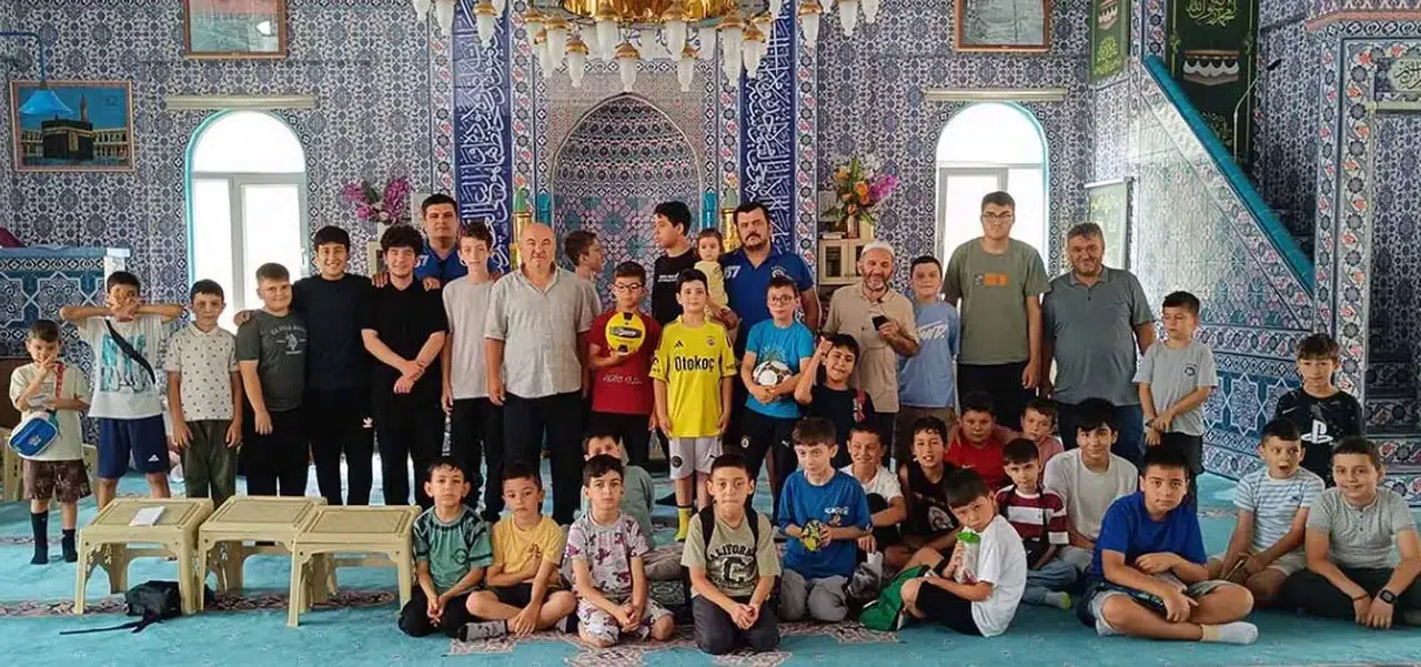 Zonguldak derneğinden çocuklara top hediyesi