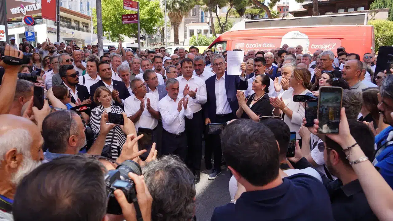 CHP'den 12 ilçe başkanı istifa etti, YENİ Parti çatısı altında yeni bir mücadele başlatılıyor.