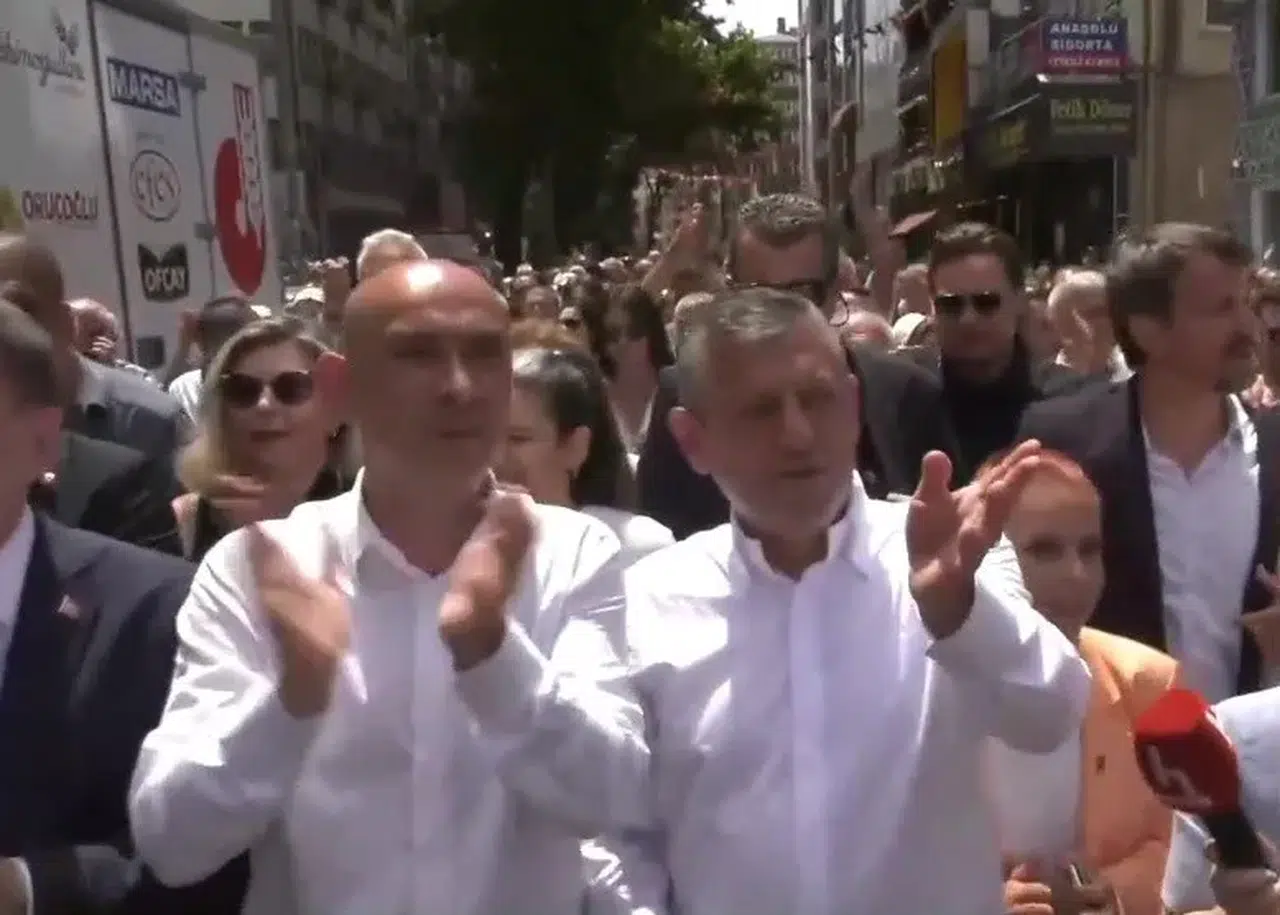 Valilik önünden geçerken Özgür Özel’in sorusu, CHP İl Başkanı Dural’a geçen yılki balkon çıkışını hatırlattı