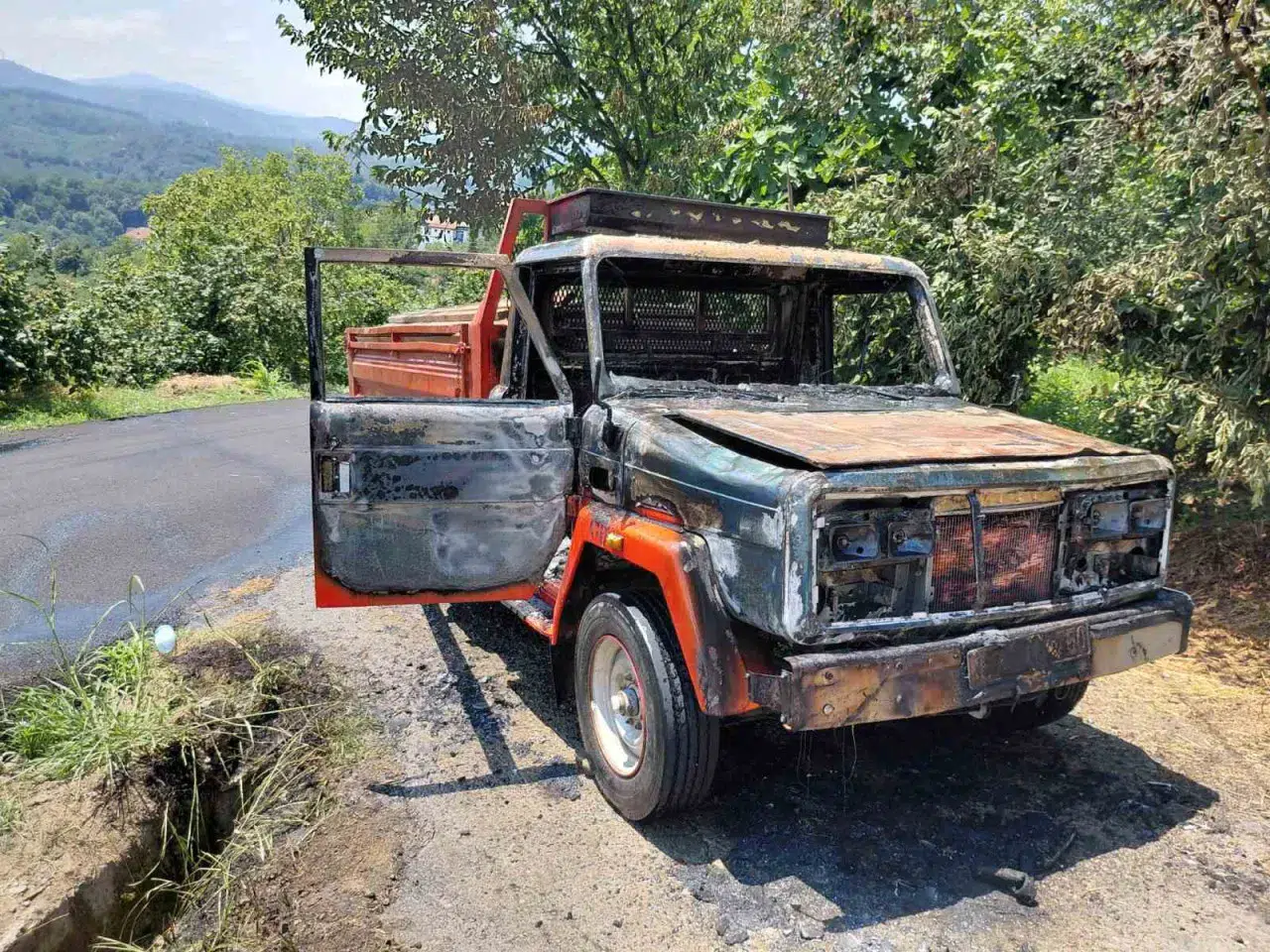 Zonguldak'ta kereste yüklü kamyonet seyir halinde alev aldı