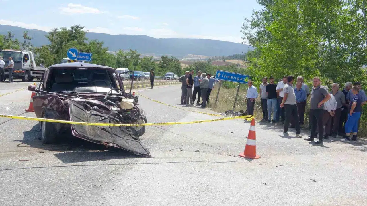 Kastamonu'da kavşakta çarpışan iki otomobilden birindeki yolcu yaşamını yitirdi