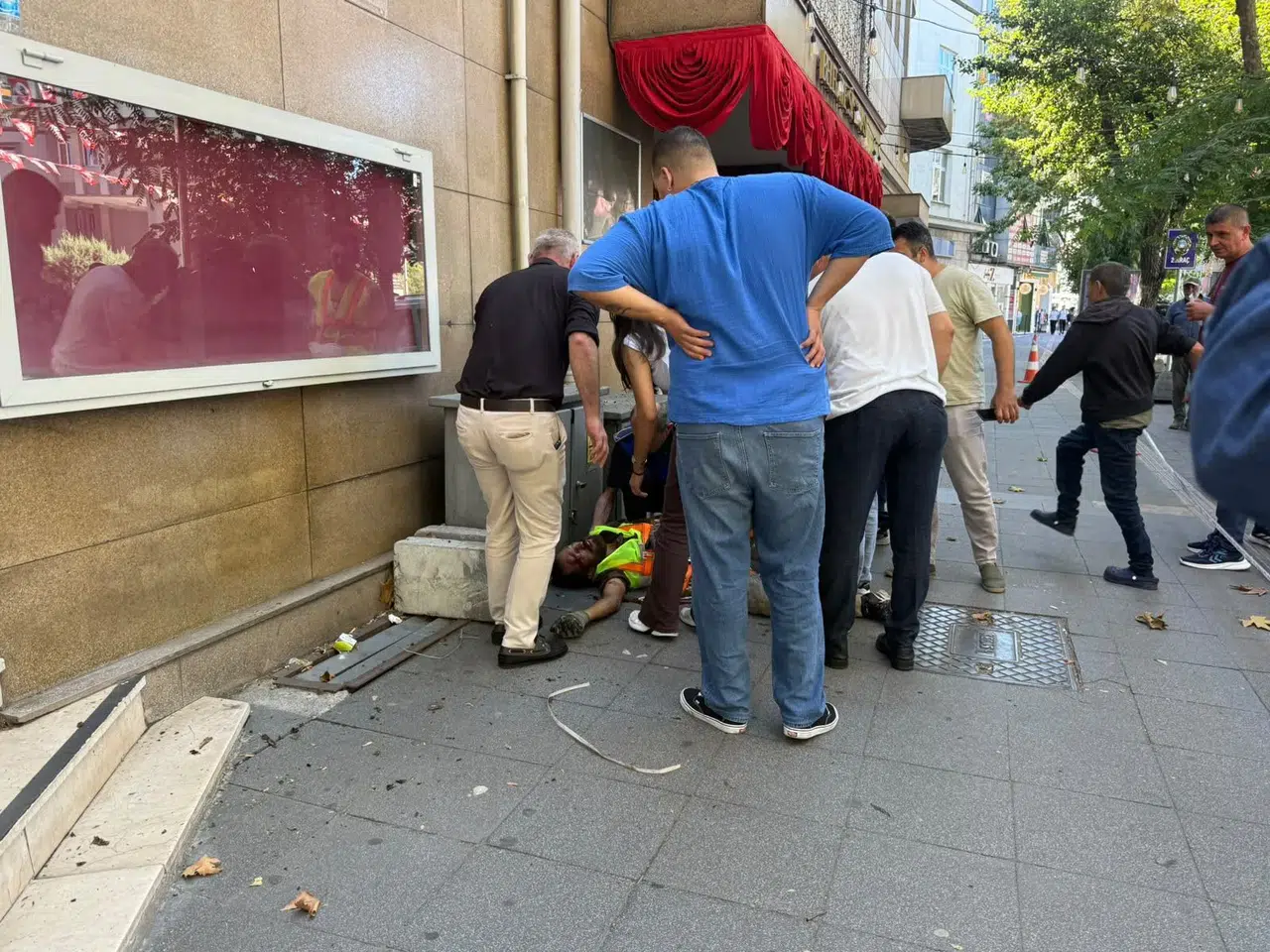 12 metreden düşen çatı ustası ağır yaralandı