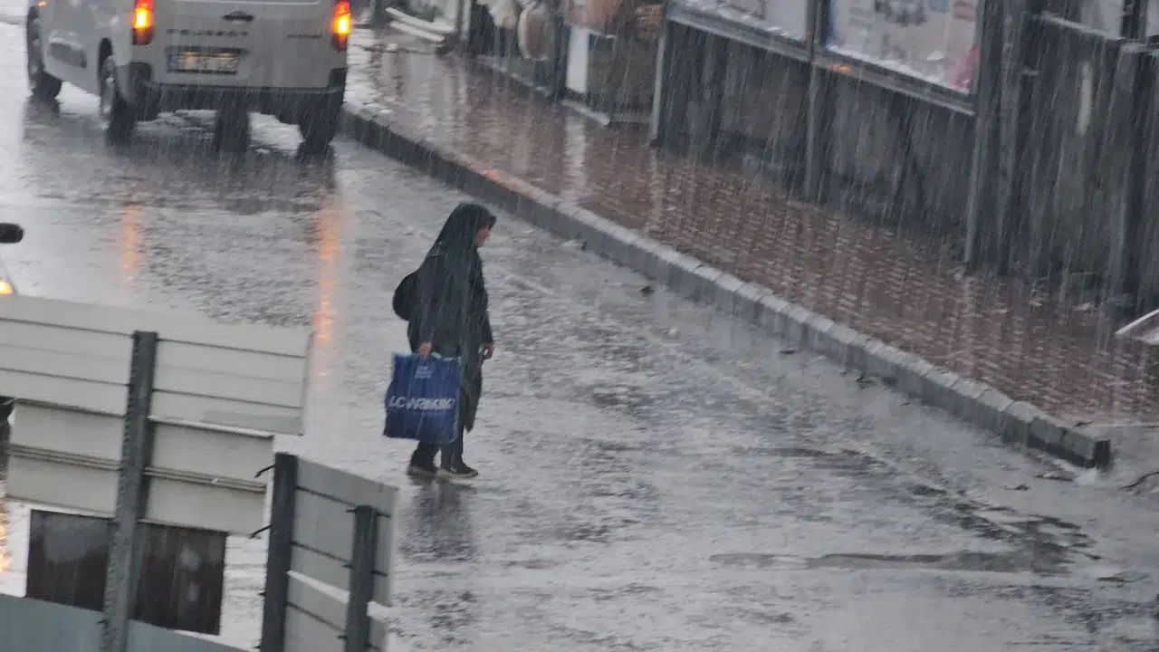 Zonguldak'ta sağanak ve rüzgar mesaisi: Hazırlıksız yakalananlar çadırlara sığındı