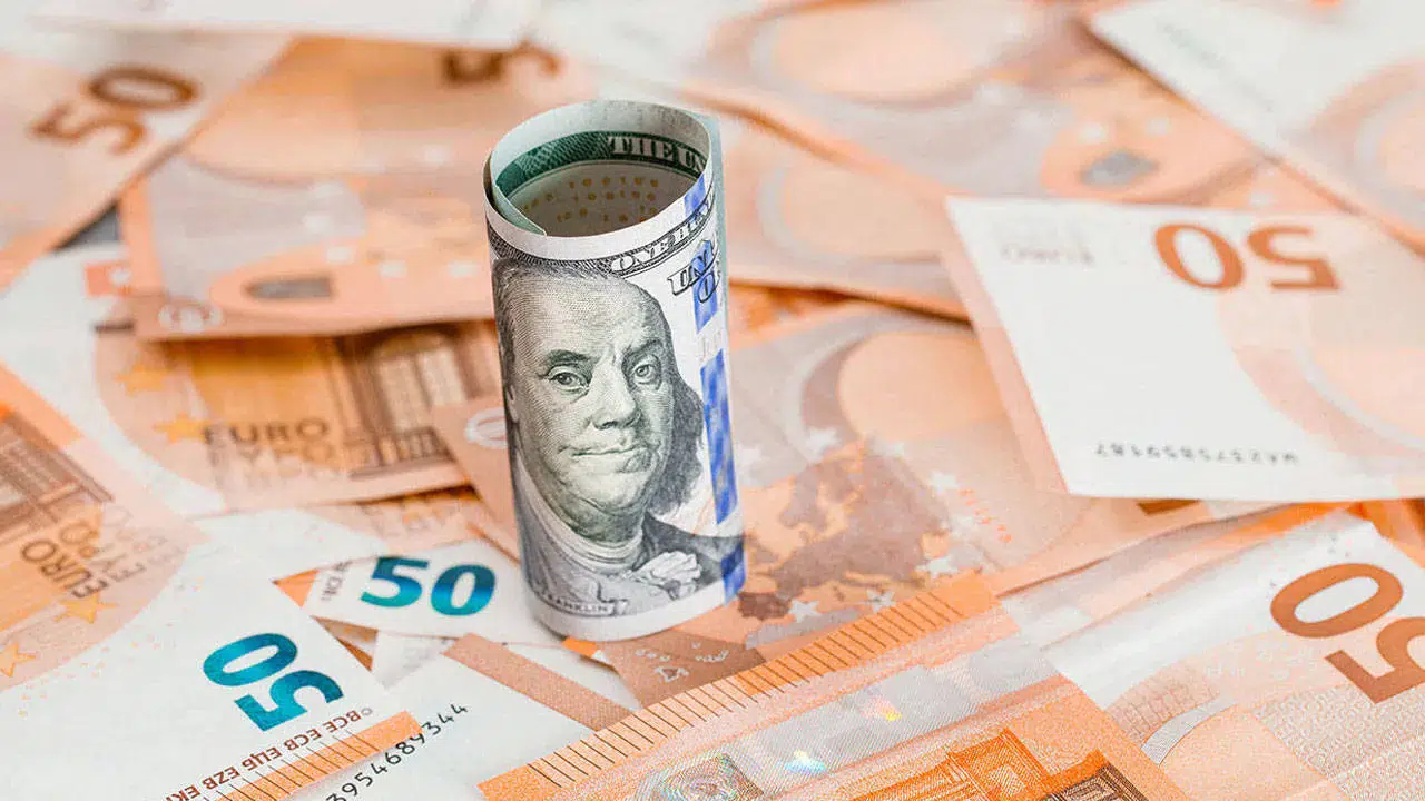 Döviz kurları İstanbul'da yükselişe geçti: Dolar 48,4750 lira, Euro 56,4420 lira oldu