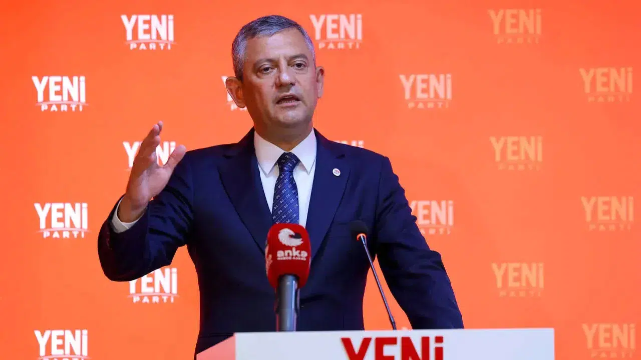 Özgür Özel: İzmir'in kurtuluşu zafer tarihimizdir, kahramanlarını anıyoruz