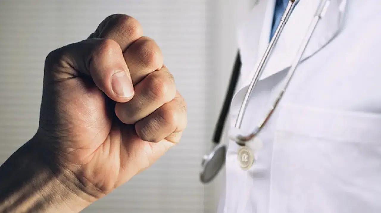 Zonguldak'ta hasta yakınının saldırdığı nöbetçi doktor yaralandı