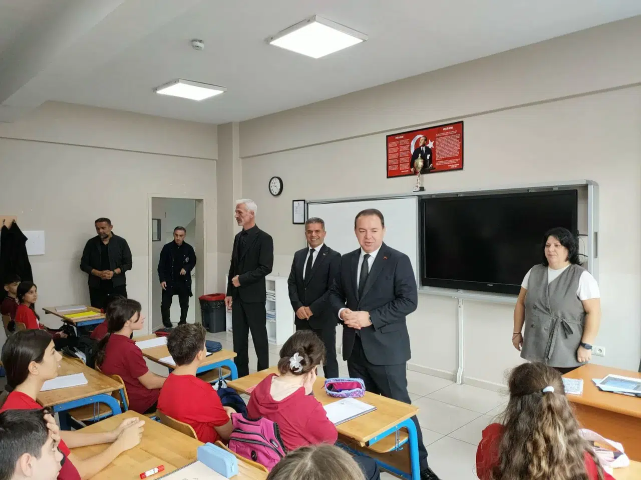 Uygar Keskin, Gazi Ortaokulunda öğrencilerin taleplerini dinledi